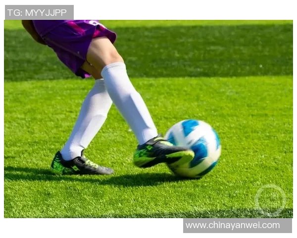 当足球球星在绿茵场上舞动身姿展现别样风采